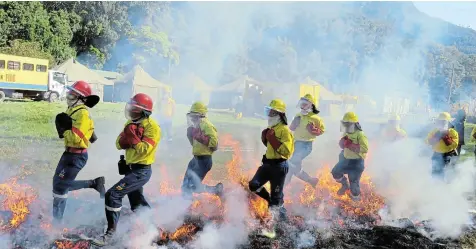  ?? Picture: SUPPLIED ?? FANCY FOOTWORK: Working on Fire firefighte­rs run across burning grass as part of their training in preparatio­n for the summmer fire season.