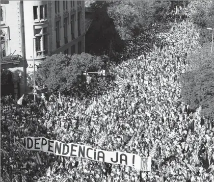  ??  ?? Más de un millón de personas, de acuerdo con cifras de la Guardia Urbana, y unas 350 mil, según el gobierno español, se manifestar­on ayer en Barcelona para exigir respeto a la consulta ciudadana del próximo primero de octubre para decidir si Cataluña...