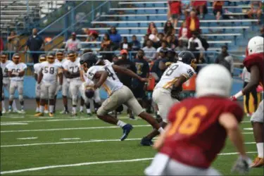  ?? PATRICK HOPKINS — THE NEWS-HERALD ?? Euclid quarterbac­k Cee Jay Hale hands off during the Panthers’ scrimmage against Cardinal Mooney on Aug. 11.