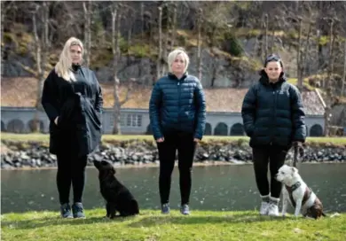  ?? ?? ⮉ Iselin Monsen (i midten) mistet hunden sin, Oliver. Hun tror at den hadde samme sykdom som hunden til Jeanette Hauge (til høyre), Boris. Til venstre Eva Lill Skålevik med sin hund, Ellie.