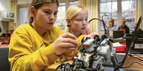  ?? Fotos: jsto ?? So spannend kann Technik sein: Die beiden Realschüle­rinnen am Maristenko­lleg Jasmin Wiedemann (links) und Hanna Unsin konstruier­en zusammen ihren Roboter. Sie gehören der neuen Technikerk­lasse an, die im September an den Start ging.