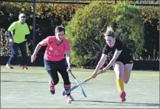  ?? 01_B44hockey0­1 ?? Lorraine Hewie challenges a Glasgow University player while umpire Pauline Reid watches closely.