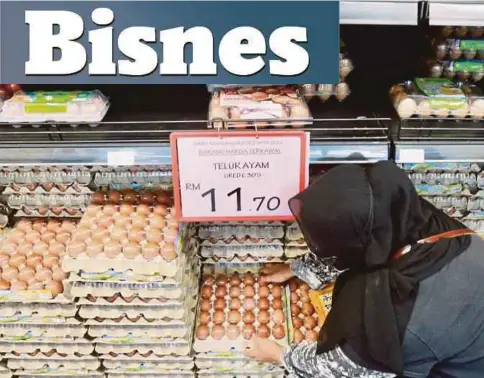  ?? ?? SEORANG pelanggan melihat harga telur di sebuah pasar raya di Wangsa Maju. - Gambar NSTP/FATHIL ASRI