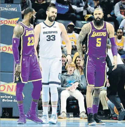  ?? KAREN PULFER FOCHT / EFE ?? Marc Gasol, entre Lebron James y Tyson Chandler, en diciembre del 2018