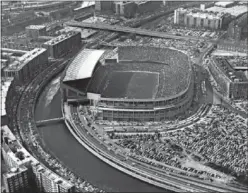  ??  ?? MEDIO SIGLO. Así se veía el Vicente Calderón hace casi 50 años.