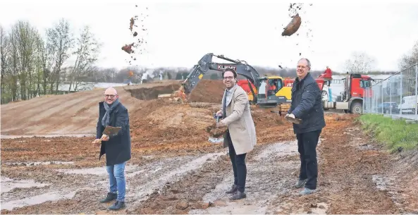  ?? FOTO: BEIER ?? Am symbolisch­en Spatenstic­h nahmen neben Stahl-Krebs-Geschäftsf­ührer Daniel Krebs (M.) auch Wirtschaft­sförderer Frank Balkenhol (l.) und Architekt Andreas Seidenstic­ker teil.