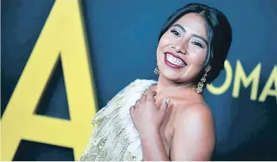  ??  ?? Yalitza se encuentra muy emocionada de conducir el especial que se trasmitirá por TNT.