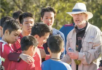  ?? VINCE VALITUTTI/METRO GOLDWYN MAYER PICTURES ?? Director Ron Howard, right, is seen on the set of“Thirteen Lives.”