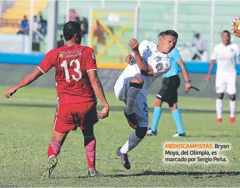  ??  ?? MEDIOCAMPI­STAS. Bryan Moya, del Olimpia, es marcado por Sergio Peña.