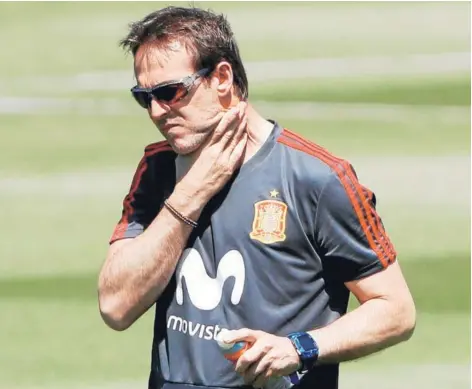  ??  ?? ► Lopetegui, ayer, en la práctica de la selección española en Krasnodar.