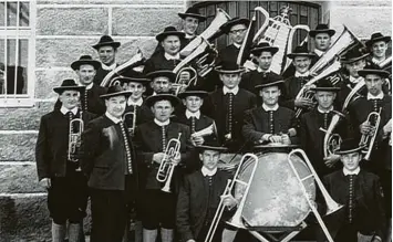  ?? Foto: Sammlung Alstetter ?? Der Musikverei­n Oberwiesen­bach im Jahr 1965. Mit dabei Willi Müller und Franz Alstetter.