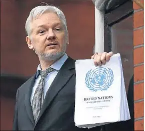  ?? CARL COURT / GETTY ?? Assange hablando ayer desde el balcón de la embajada de Ecuador