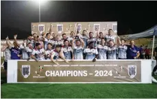  ?? Ruel Pableo for The National ?? Jebel Ali Dragons celebrate with the UAE Premiershi­p trophy after their win over Dubai Hurricanes. Right, Dragons’ skipper Bradley Janes scored their third try