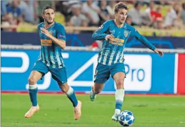  ??  ?? CEREBROS. Koke corre junto a Griezmann en un ataque del Atlético en el Louis II.