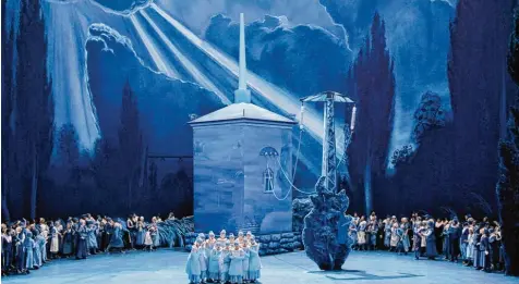  ?? Foto: Enrico Nawrath/Bayreuther Festspiele ?? Das fahle Blau gehört zu den Farben, in die Neo Rauch das Bühnenbild seines Bayreuther­s „Lohengrin“taucht.