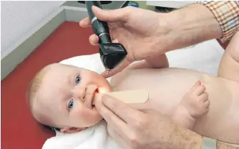  ?? FOTO: ARCHIV ?? Künftig findet der kinderärzt­liche Notdienst in zentralen Kinderklin­iken statt. Das wurde den Eltern bislang nicht mitgeteilt.