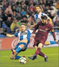  ??  ?? DECISIVOS. Los tres goles de Leo ante el Depor le dan ventaja.