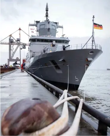  ?? Foto: dpa/Ingo Wagner ?? Fregatte vom Typ F125 »Baden-Württember­g« im niedersäch­sischen Cuxhaven