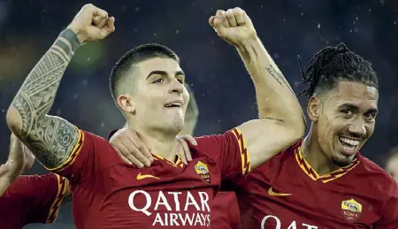  ??  ?? Coppia
Da sinistra i difensori della Roma Gianluca Mancini, 24 anni, e l’inglese Chris Smalling, 30