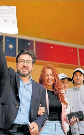  ?? // AFP ?? Daniel Ceballos muestra su inscripció­n para las elecciones