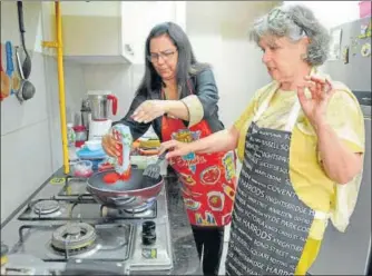  ?? PARVEEN KUMAR/HT PHOTOS ?? ■ (Above) Trudy Twigg (right), an American to who shifted to the city 20 months ago knows how to handle her spices. But she has to keep her husband’s spice-sensitive palate in mind when cooking Indian dishes.