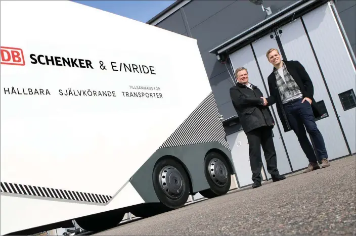  ?? Bild: SCHENKER ?? SKA TESTA. Mats Grundius, vd på DB Schenker Sverige, och Robert Falck, vd på Einride, har ingått ett avtal där Einrides T-podd börjar testas i Schenkers transporte­r.