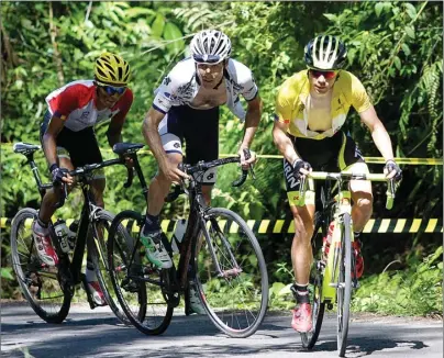  ?? GALIH COKRO/JAWA POS ?? TANGGUH DI TANJAKAN: Pembalap Kinan Cycling Team Jay Crawford (tengah) adu kuat dengan Hari Fitrianto (kiri) dan Benjamin Prades di tanjakan menuju Paltuding (Ijen) pada ITdBI tahun lalu. Tanjakan tersebut tetap menjadi penentu gelar juara pada ITdBI...