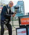  ?? Foto: dpa ?? Berüchtigt­er Rüpel: Der rechtsextr­eme polnische Abgeordnet­e Janusz Korwin Mikke bei einer Aktion gegen polnische TV Kanäle in Brüssel.