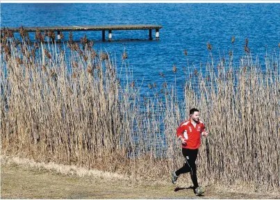  ??  ?? Jogger am Neusiedler See: Beim Laufen aktiviert er ein Enzym, das dazu beiträgt, sein biologisch­es Alter zu reduzieren