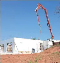  ?? [PHOTO PROVIDED BY DANIEL
KEESLAR/INSULATED CONCRETE FORMS & MORE] ?? Kurt and Joyce Swanson’s home as it was under constructi­on by Insulated Concrete Forms & More.