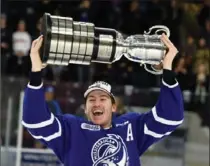 ?? BRYON JOHNSON, METROLAND ?? Nathan Bastian celebrates with the Bobby Orr Trophy after the Mississaug­a Steelheads defeated Peterborou­gh 7-0 to advance to the OHL final.
