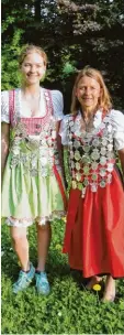  ?? Foto: Peter Fischer ?? Zwei Schützenkö­niginnen in der Blu menwiese. Links Mia Ritzer (Jugend) und Emmi Gumpp, die nun in Hirschbach re gieren.