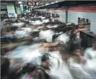  ??  ?? An evening rush hour scene in Sihui station, on June 22, 2016.