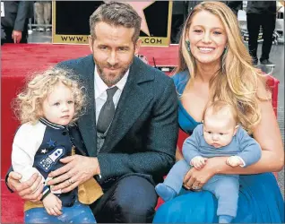  ??  ?? REYNOLDS
BASICO. Junto a su mujer, la actriz Blake Lively, y sus hijos en su estrella de la fama. Deadpool fue el rol que lo trajo de vuelta a la fama y por el que había peleado gran parte de su vida. El actor ya había sido el personaje en la...