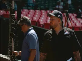  ?? ?? Yadier Molina observa el evento PRime 40 que se llevó a cabo por los pasados dos días en el Estadio Yldefonso Solá Morales de Caguas.