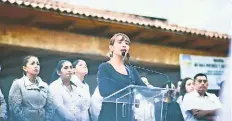  ??  ?? María Elena Dimas, esposa de Alejandro Chávez, candidato asesinado en Taretan.