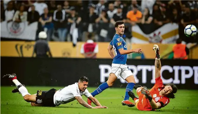  ?? Heuler Andrey/DiaEsporti­vo/Folhapress ?? De Arrascaeta toca por cima do goleiro Cássio e marca o segundo gol do Cruzeiro na final da Copa do Brasil, definindo o placar da partida