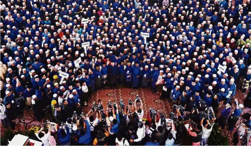  ??  ?? For the people: Najib (centre) with 1,200 haj programme participan­ts at the Putra Mosque in Putrajaya. — Bernama