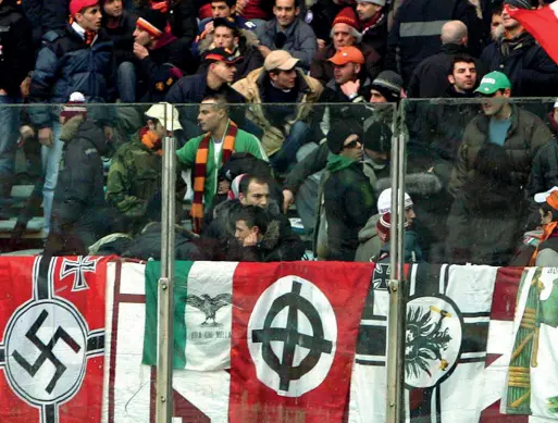  ??  ?? Curva Sud A sinistra la bandiera del Secondo Reich esposta tra simboli nazisti nella Curva Sud della Roma di cui il carabinier­e di Firenze è tifoso. Sotto la stessa bandiera esposta nella camerata della caserma Baldissera nella foto scattata dal...