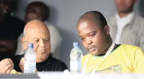  ?? Isithombe: DOCTOR NGCOBO ?? OWAYENGUNG­QONGQOSHE wezeziMali kuleli uMnuz Pravin Gordhan exoxa noMnuz Thanduxolo Sabelo onguNobhal­a awe-ANC Youth League KwaZulu-Natal osekwa ngumholi wentsha kuzwelonke ukuthi abe nguMengame­li walolu phiko ngonyaka ozayo