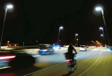  ?? Foto: Silvio Wyszengrad ?? Vorne neu, hinten alt: Die Ackermannb­rücke wird von LED-Straßenlat­ernen mit ihrem kalt-weißen Licht angestrahl­t. Im Hintergrun­d ist das herkömmlic­he orangefarb­ene Licht der Natriumlam­pen zu sehen.