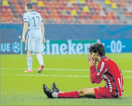  ?? FOTO: AP ?? Joao Félix se lamenta durante el partido de la Champions League ante el Chelsea en Bucarest