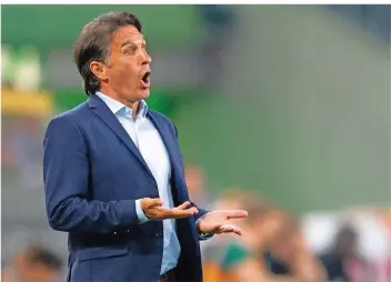  ?? FOTO: BECKER/DPA ?? Bruno Labbadia hat seit seinem Amtsantrit­t beim VfL Wolfsburg keinen durchschla­genden Erfolg gehabt. Nun geht es in den letzten drei Saisonspie­len darum, das Abrutschen auf den Relegation­splatz zu verhindern.