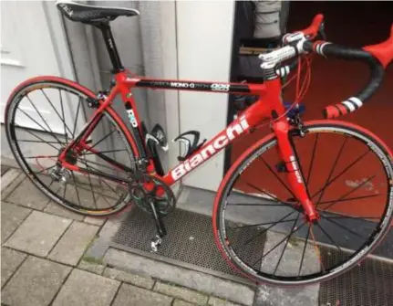  ?? FOTO RR ?? De bewuste koersfiets. “Wie hem vindt, krijgt 500 euro”, zegt Eric Decamps.