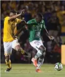  ?? AFP ?? El jueves, Joel Campbell cubrió un balón ante la marca del Rafael De Souza, de Tigres.