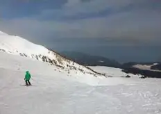  ?? AFP ?? Nestled in the mountain range, Gulmarg is a stone’s throw from the highly-militarise­d unofficial border with Pakistan. There are plenty of opportunit­ies to slice through pristine snows.