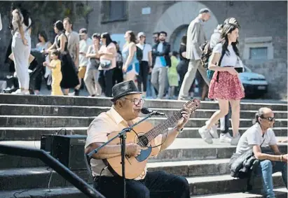  ?? PNA JIMÉNEZ ?? Un músic de carrer davant de la catedral de Barcelona