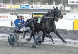  ??  ?? DOBBELTSEI­ER: Anica Fine og Frode Hamre vant V75-2 foran Lakeside Cassie og Dag Sveinung Dalen. Begge er delvis eid i Telemark.