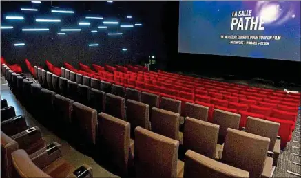  ??  ?? De nouvelles salles de cinéma pourraient voir le jour à Lille, comme ici, place de Clichy, à Paris.