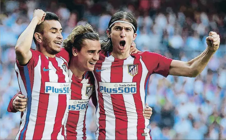  ?? GONZALO ARROYO MORENO / GETTY ?? Ángel Correa y Filipe Luis flanqueand­o a Antoine Griezmann en la celebració­n del empate a uno, ayer en el Santiago Bernabeu